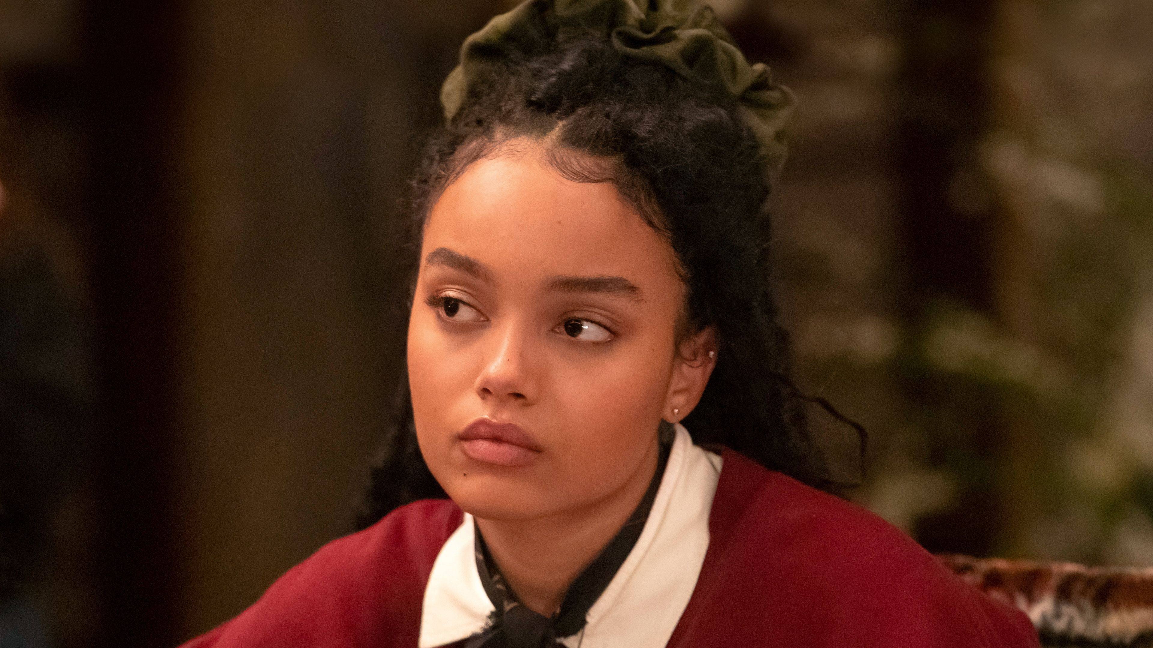 Una pelea en un vestido azul