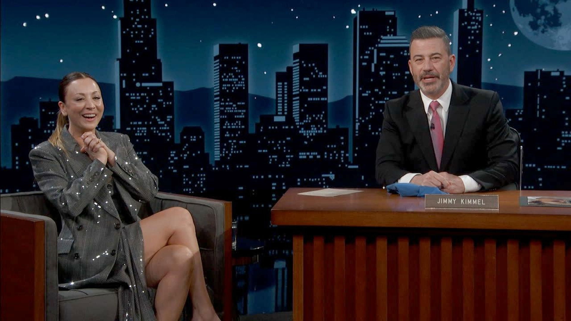 Kaley Cuoco Kermit the Frog El Formato