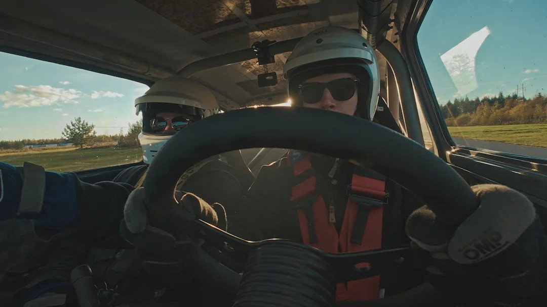 Polvo de lijado y el estreno en pista