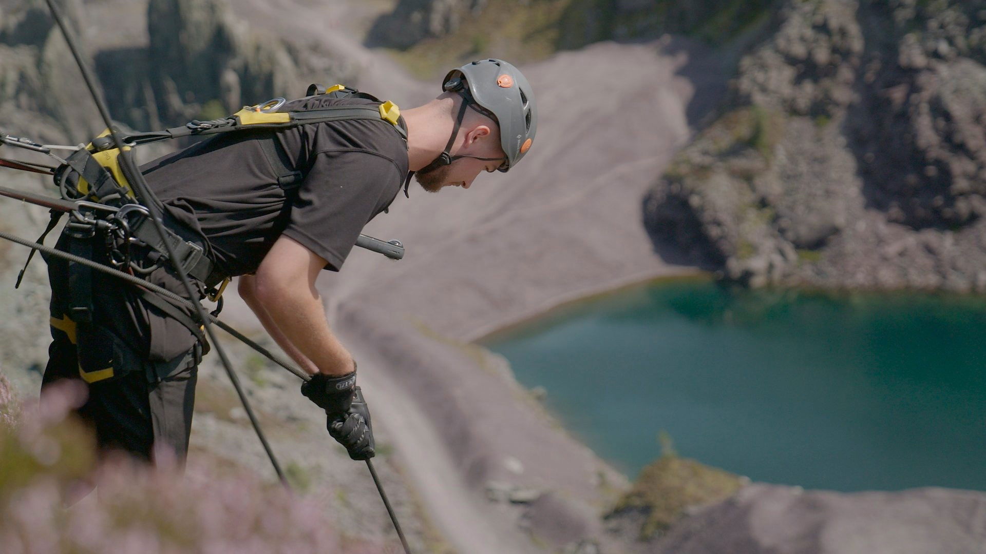 Amigos divididos por el dolor