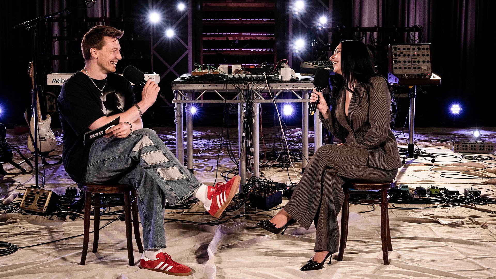 Charli XCX habla con Jack Saunders